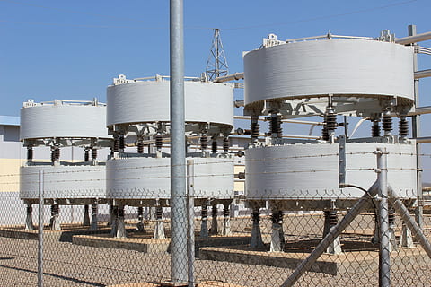 elektricitet, køling, stolpe, industri, fabrik, opbevaringstank, raffinaderi, brændstof og elproduktion, stål, dag, arkitektur, bygget struktur, himmel, natur, sollys, udendørs, bygning udvendig, metal, ingen mennesker, silo, teknologi, beholder, skyfri himmel, forretning, brændstofopbevaringstank, industrielt udstyr, Strømforsyning, 5K, CC0, offentligt domæne, royaltyfrie