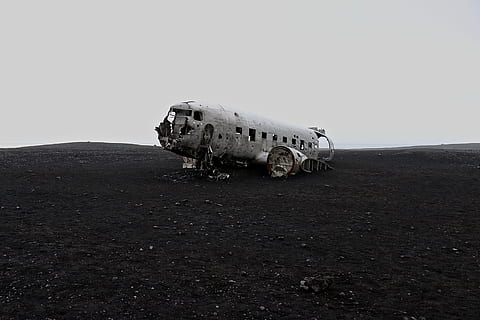 drcené šedé letadlo, havaroval, letoun, neplodný, přistát, iceplane, přeprava, auto, pozemního vozidla, průzkum, venku, krajina, leteckého vozidla, Příroda, cestovat, životní prostředí, nikdo, cestovní ruch, opuštěný, nebe, scenics - příroda, den, způsob dopravy, mimoměstské scény, Dějiny, kopie prostor, plná délka, pád, krása v přírodě, destinace, suché podnebí, klimatu, 5K, CC0, veřejná doména, bez autorských práv