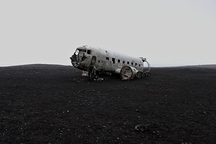 drcené šedé letadlo, havaroval, letoun, neplodný, přistát, iceplane, přeprava, auto, pozemního vozidla, průzkum, venku, krajina, leteckého vozidla, Příroda, cestovat, životní prostředí, nikdo, cestovní ruch, opuštěný, nebe, scenics - příroda, den, způsob dopravy, mimoměstské scény, Dějiny, kopie prostor, plná délka, pád, krása v přírodě, destinace, suché podnebí, klimatu, 5K