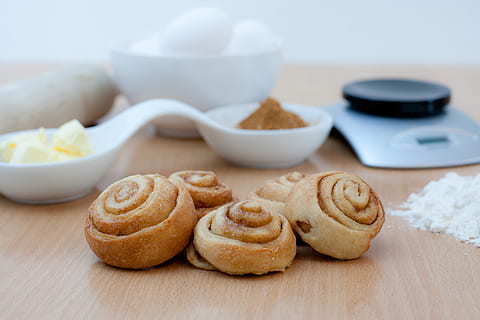 in der Küche, Zimtrollen, Kuchen, Gebäck, Brot, Brötchen, Zimtschnecke, Essen und Trinken, Lebensmittel, Süßes Essen, Frische, Süss, Fokus auf den Vordergrund, Plätzchen, gebacken, keine Leute, Dessert, Zucker, Genuss, drinnen, Stillleben, Getränk, Tabelle, Nahansicht, Gruppe von Objekten, Teller, Schüssel, Versuchung, französisches Essen, Snack, Frühstück, 4K, CC0, gemeinfrei, lizenzfrei