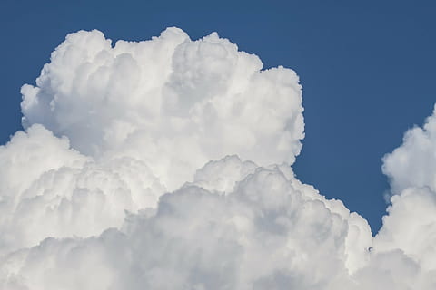 Wolken, Wolken bilden sich, Wolkenberg, Kumuluswolken, Wolke von Haufen von, Gewitter, Himmel, wolke - himmel, Wolkengebilde, keine Leute, Hintergründe, weiße Farbe, Schönheit in der Natur, Natur, flauschige, Szenen - Natur, Ruhe, Blau, idyllisch, draußen, Tag, Sonnenlicht, ruhige Szene, Flachwinkelansicht, Weichheit, 5K, CC0, gemeinfrei, lizenzfrei