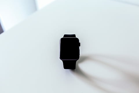 Apfel, sehen, Weiß, Oberfläche, schwarz, Sportband, Apfeluhr, Technologie, Tabelle, hell, Schatten, minimal, drinnen, Sicherheit, einzelnes Objekt, schwarze Farbe, keine Leute, Schutz, Nahansicht, Studioaufnahme, kopieren sie platz, Kunst, Kultur und Unterhaltung, Verbindung, weiße Farbe, Fokus auf den Vordergrund, Tag, weißer Hintergrund, Kommunikation, Blau, 5K, CC0, gemeinfrei, lizenzfrei