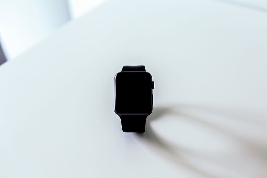 æble, holde øje, hvid, overflade, sort, sport band, æbleur, teknologi, bord, lyse, skygge, minimal, indendørs, sikkerhed, enkelt objekt, sort farve, ingen mennesker, beskyttelse, tæt på, studio skud, kopiere plads, kunstkultur og underholdning, forbindelse, hvid farve, fokus på forgrunden, dag, hvid baggrund, meddelelse, blå, 5K