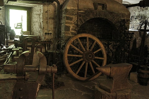 Medioevo, fucina, laboratorio, vecchio, castello, ruota del carro, ruota, mezzi di trasporto, abbandonato, architettura, obsoleto, nessuno, modo di trasporto, macchinario, legno - materiale, giorno, danneggiato, corri giù, in casa, carrello, declino, deterioramento, 1080P, CC0, dominio pubblico, privo di copyright