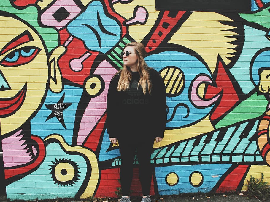 donna, indossare, nero, camicia, pendente, indietro, muro di graffiti, camicia nera, di nuovo su, graffiti, parete, donne, persone, una persona, femmine, adulto, multicolore, creatività, arte di strada, arte e artigianato, caratteristica della parete, in piedi, persone reali, abbigliamento casual, lunghezza intera, stili di vita, architettura, giovani donne, capelli, giovane adulto, attività di svago, vista frontale, acconciatura, bella donna, all'aperto, murale, adolescente, 2K