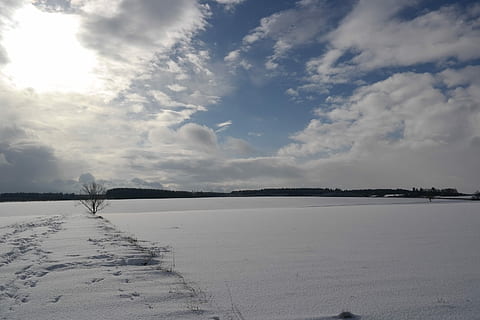 Winter, Schnee, winterlich, Weiß, Gegenlicht, Natur, Wintertraum, Landschaft, schneebedeckt, Wasser, Himmel, wolke - himmel, Reflexion, Schönheit in der Natur, Szenen - Natur, Ruhe, ruhige Szene, Tag, kalte Temperatur, Land, keine Leute, Nicht-städtische Szene, Meer, draußen, Strand, Salzebene, 2K, CC0, gemeinfrei, lizenzfrei