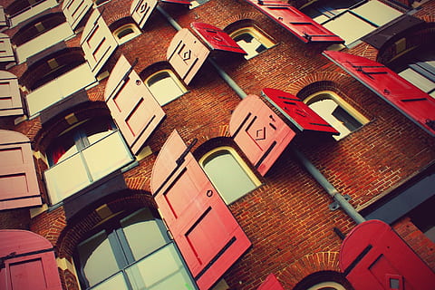 braun, Backsteinbau, geöffnet, rot, hölzern, Fenster, tagsüber, rote Holzfenster, kleiner Winkel, Fotografie, öffnen, gemauert, Gebäude, Verschluss, Backstein, die Architektur, städtische Szene, Stadt, mehrfarbig, keine Leute, Vollbild, Hintergründe, Gebäudehülle, gebaute Struktur, Flachwinkelansicht, Wohngegend, Tag, draußen, Neigung, Dach, Kommunikation, Haus, Stadt leben, Wohnung, 1080P, CC0, gemeinfrei, lizenzfrei
