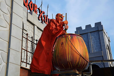 djævel, statue, skulptur, sten-, uhyre, skræmmende, satan, magi, uhyggelig, ferie, mørk, halloween, rædsel, arkitektur, bygning udvendig, lav vinkel visning, bygget struktur, himmel, dag, beskyttelse, en person, sikkerhed, Kunst og håndværk, by, natur, udendørs, herrer, tøj, rigtige mennesker, beskæftigelse, stående, 4K, CC0, offentligt domæne, royaltyfrie