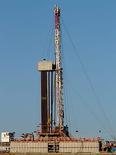 boring, hul, headframe, ramme, industri, transportsystem, borerigger, kran - entreprenørmaskiner, bygget struktur, arkitektur, blå, bygning udvendig, himmel, skyfri himmel, natur, lav vinkel visning, ingen mennesker, maskineri, dag, transportmidler, høj - høj, udvikling, byggebranchen, udendørs, kabel, bygning, byggemateriale, sejlbåd, 2K, CC0, offentligt domæne, royaltyfrie