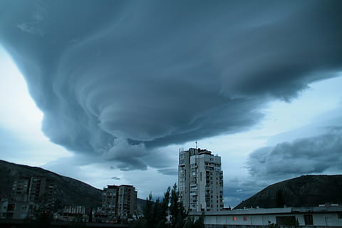 città, vortice, tempesta, nuvole, cielo, pericoloso, nuvola - cielo, notte, natura, esterno dell'edificio, architettura, struttura costruita, costruzione, nuvola temporalesca, nessuno, quartiere residenziale, bellezza nella natura, potere in natura, nuvoloso, cielo drammatico, Inquadratura dal basso, comunicazione, all'aperto, edificio per uffici esterno, infausto, appartamento, grattacielo, 4K, CC0, dominio pubblico, privo di copyright