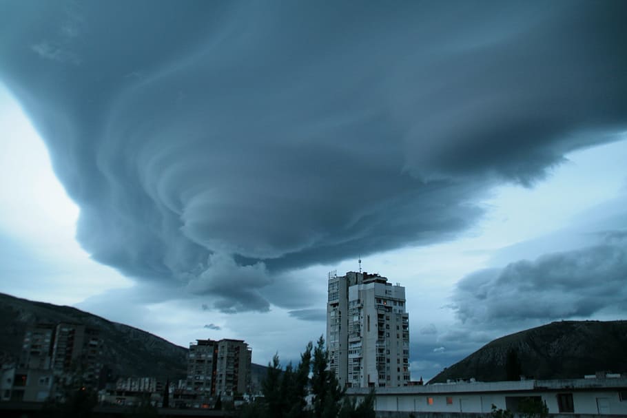 ciutat, vortex, tempesta, núvols, cel, perillós, núvol - cel, nit, naturalesa, exterior de l'edifici, arquitectura, estructura construïda, edifici, núvol de tempesta, cap gent, barri residencial, bellesa a la natura, poder a la natura, núvol, cel dramàtic, vista d’angle baix, comunicació, a l'aire lliure, exterior d’edifici d’oficines, ominós, apartament, gratacels, 4K