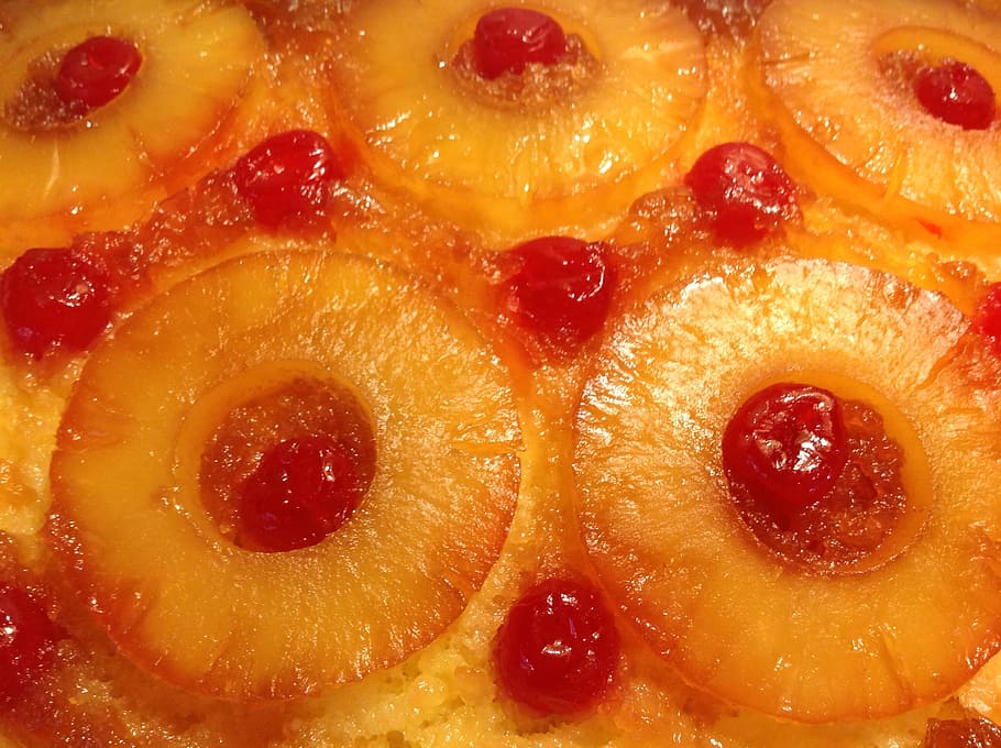 pinyes, pastís, postres, deliciós, cirera, fresc, al forn, menjar i beguda, menjar, frescor, fruita, menjar dolç, indulgència, llest per menjar, dolç, marc complet, menjar poc saludable, cap gent, primer pla, temptació, natura morta, a l'interior, fons, fruites de baies, pastís - postres, 2K