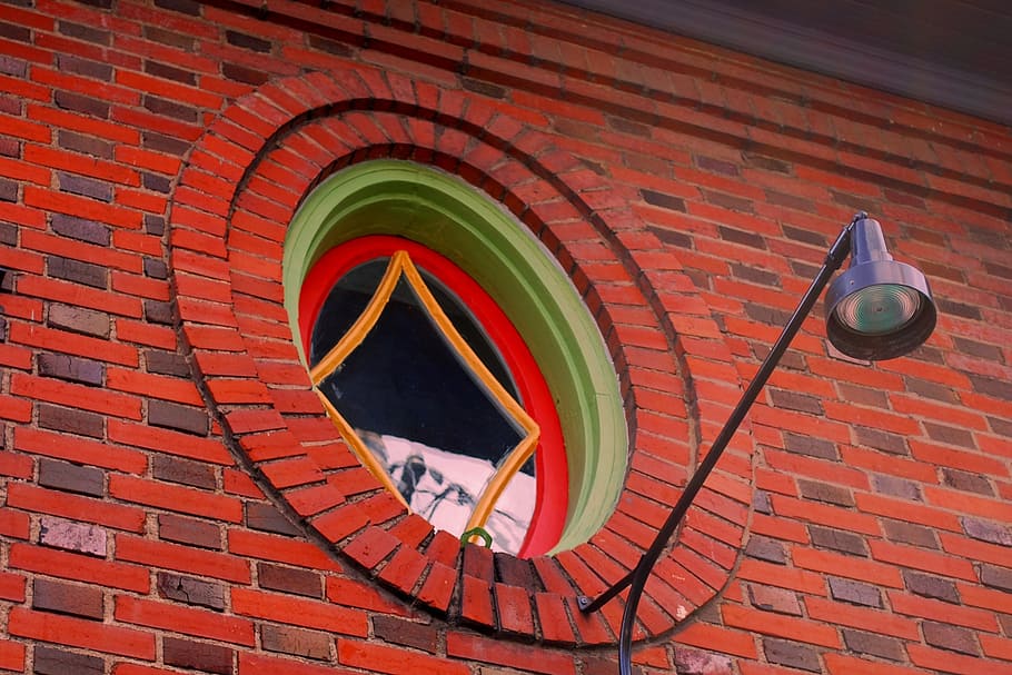 arkitektur, lys, vindue, design, væg, bygget struktur, rød, mursten, murstens væg, ingen mennesker, lav vinkel visning, bygning udvendig, murbygningsfunktion, dag, mønster, bygning, meddelelse, belysningsudstyr, udendørs, teknologi, skilt, form, elektrisk lampe, 2K