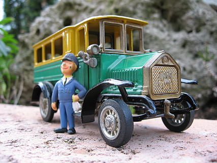 Makro, Oldtimer, alter Bus, Bus, Grün, ein, Tankstellenmitarbeiter, Modellauto, Sammlung, Kollektor, retro, Nostalgie, Jahrgang, Nur ein Mann, Transport, nur für Erwachsene, Nur Männer, eine Person, Erwachsene, Transportmittel, Landfahrzeug, Tag, Auto, Rikscha, Kraftfahrzeug, Reise, Straße, Stadt, stationär, Natur, draußen, jinrikisha, in voller Länge, Kindheit, Porträt, klein, 2K, CC0, gemeinfrei, lizenzfrei