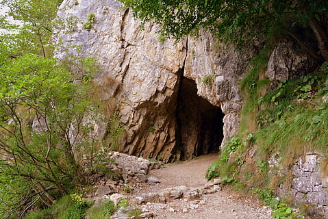 entrada, galeria, ruta, excursió, pasubio, carretera, 52, Itàlia, muntanya, l'entrada, rock - object, rock, planta, sòlid, cap gent, naturalesa, formació de roca, dia, bellesa a la natura, arbre, terra, tranquil·litat, cova, geologia, escenics - natura, a l'aire lliure, geografia física, escena no urbana, arc natural, creixement, erosionat, 5K, CC0, domini públic, lliure de regalies