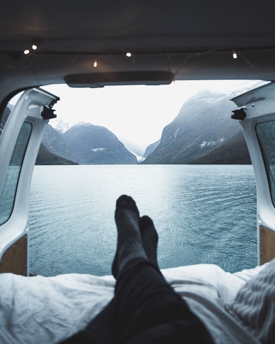 Blick auf den Campingplatz, Person, gegenüber, Karosserie, Wasser, Berg, See, Camping, Nebel, Dunst, Auto, Ausflug, Landschaft, Stimmung, Füße, Beine, Regen, launisch, Wald, Transport, niedriger Abschnitt, eine Person, Transportmittel, menschliches Bein, persönliche Perspektive, Natur, Entspannung, Tag, Szenen - Natur, Schönheit in der Natur, Fahrzeuginnenraum, echte Menschen, menschliches Körperteil, Gebirge, Körperteil, Lebensstile, menschlicher Fuß, draußen, 5K