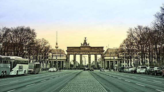 vej, by, vandret, Berlin, Brandenburger Tor, arkitektur, transportmidler, transportform, himmel, bygget struktur, motor køretøj, bil, træ, bygning udvendig, land køretøj, gade, natur, plante, rejse, vejen frem, rejsemål, ingen mennesker, udendørs, byport, 5K, CC0, offentligt domæne, royaltyfrie
