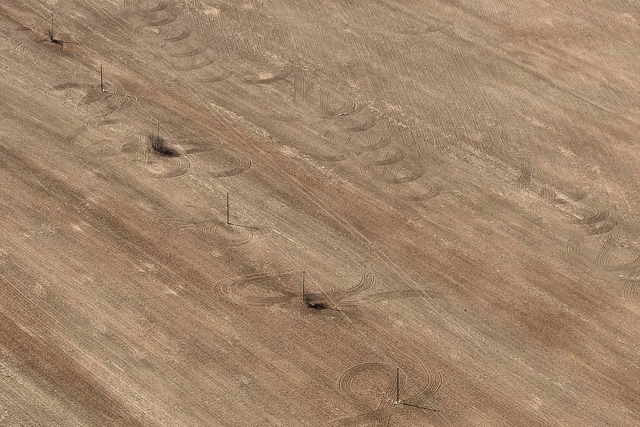 aèria, foto, marró, camp, elèctric, línia, fusta, superior, textura, bronzejat, sec, pista de pneumàtics, ariel, pal de telèfon, despeses generals, brutícia, vista dels ocells, línia elèctrica, pista del vehicle, pista, granja, fons, marc complet, patró, cap gent, primer pla, material de fusta, gra de fusta, sòls, tauler, dia, vista d’angle alt, aspre, arbre, sorra, naturalesa, a l'aire lliure, macro, 2K