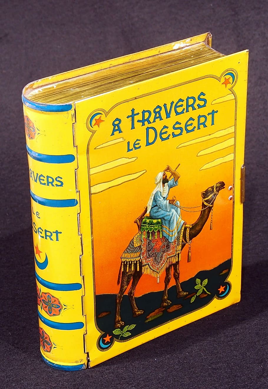Travers, le ørkenen, pakke, boks, Bestil, travers le desert, pap, opbevaring, gammel, årgang, produkt, gul, ridning, udendørs, dag, fuld længde, mennesker, meddelelse, tekst, repræsentation, vestlige script, ingen mennesker, Kunst og håndværk, vej, transportmidler, dyreliv, kreativitet, beholder, gade, manuskript, 1080P