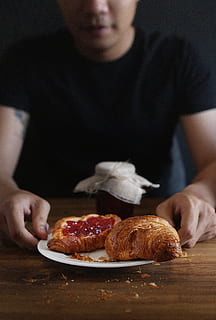 kage, brød, morgenmad, bold, madlavning, køkken, plade, mad og drikke, mad, en person, midsection, friskhed, bord, indendørs, forfra, bedrift, rigtige mennesker, herrer, kød, menneskelig hånd, fokus på forgrunden, livsstil, sødt mad, overbærenhed, hånd, klar til at spise, fristelse, kok, 5K, CC0, offentligt domæne, royaltyfrie