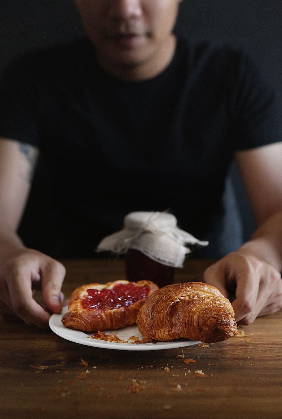 kage, brød, morgenmad, bold, madlavning, køkken, plade, mad og drikke, mad, en person, midsection, friskhed, bord, indendørs, forfra, bedrift, rigtige mennesker, herrer, kød, menneskelig hånd, fokus på forgrunden, livsstil, sødt mad, overbærenhed, hånd, klar til at spise, fristelse, kok, 5K