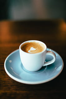 selektiv, fokus fotografie, Latté, Teetasse, Cappuccino, flach, Fokus, Tasse Tee, Blau, Untertasse, selektiver Fokus, Fotografie, Kaffee, Tasse, Espresso, Macchiato, Getränk, Cafe, Kaffee trinken, Hitze - Temperatur, braun, Tabelle, Koffein, Frühstück, Morgen, Kaffeetasse, Nahansicht, schaumiges Getränk, Essen und Trinken, Becher, Erfrischung, Geschirr, Stillleben, Frische, heisses Getränk, drinnen, Fokus auf den Vordergrund, keine Leute, alkoholfreies Getränk, 5K, CC0, gemeinfrei, lizenzfrei