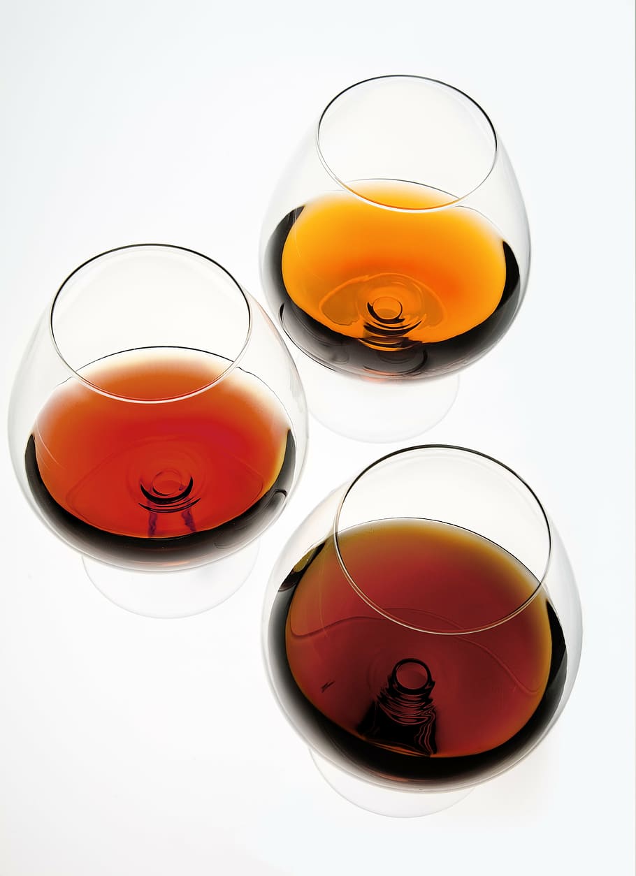 brandy, cognac, alcohol, beure, copa, líquid, vermell, vidre - material, tir de l'estudi, fons blanc, refresc, vidre, menjar i beguda, a l'interior, natura morta, cap gent, equipament per a la llar, tallar, vista d’angle alt, Copa de vi, transparent, primer pla, menjar, elecció, vaixella, 4K