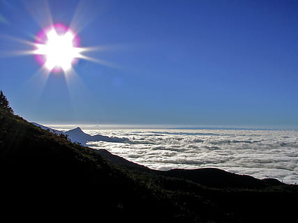 Berg, Wolken, Sol, blauer Himmel, Himmel, Schönheit in der Natur, Meer, Wasser, Szenen - Natur, Sonnenlicht, Sonne, Sonnenstrahl, Ruhe, ruhige Szene, Natur, Linseneffekt, Strand, Land, sonnig, Tag, idyllisch, Horizont, Horizont über Wasser, keine Leute, hell, draußen, 1080P, CC0, gemeinfrei, lizenzfrei