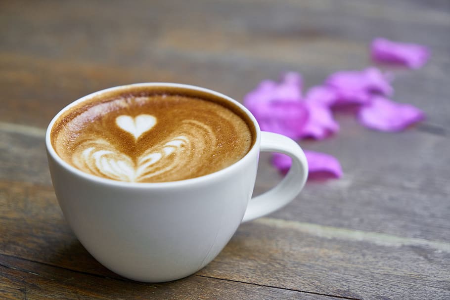 menjar, fusta, alba, cafeïna, fons, begudes, borrós, trencar, esmorzar, marró, cafeteria, cappuccino, primer pla, cafè, tassa de cafè, beguda de cafè, crema, tassa, tassa de café, deliciós, beure, espresso, flors, escuma, focus, fresc, calenta, latte, macro, mocha, porpra, taula, menjar i beguda, refresc, cafè - beguda, flor, beguda calenta, planta amb flors, beguda espumosa, natura morta, frescor, planta, cap gent, vaixella, 5K