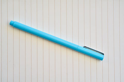 penna, taccuino, lavoro, prendi nota, il lavoro, libro, foto, corso, blu, leggere, Nota, souvenir, tavolo, manoscritto, penna stilografica, letteratura, matita, scrittura, singolo oggetto, sfondi, bianca, avvicinamento, in casa, formazione scolastica, nessuno, carta, natura morta, strumento di scrittura, vista dall'alto, due oggetti, copia spazio, legno - materiale, sfondo bianco, direttamente sopra, colore verde, ritagliare, color turchese, 8K, CC0, dominio pubblico, privo di copyright