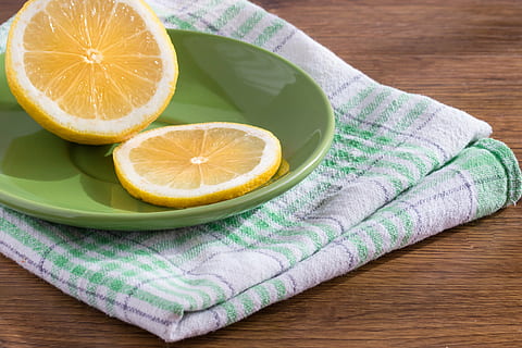 citron, tranche, agrumes, fruit, acide, cuisine, fermer, la nourriture saine, en mangeant, aigre-doux, Nourriture et boisson, à l'intérieur, prise de vue en studio, alimentation saine, bois - matériau, fraîcheur, aliments, bien-être, personne, couleur orange, la Coupe transversale, nature morte, table, Orange, vue grand angle, antioxydant, goût acide, vitamine C, 5K, CC0, domaine public, libre de droits