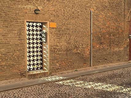 sombra, cuadrícula, pared, arquitectura, antiguo, pared - característica de la construcción, estructura construida, nadie, luz del sol, día, exterior del edificio, ladrillo, pared de ladrillo, edificio, puerta, Entrada, al aire libre, modelo, la seguridad, seguridad, texturizado, cerrado, lámpara eléctrica, 2K, CC0, dominio público, libre de derechos