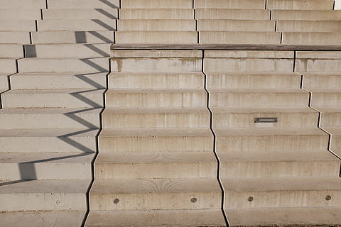 gradini, scala, passaggi, astratto, altro, architettura, modello, di fila, gradini e scale, in casa, nessuno, fotogramma intero, sfondi, ripetizione, struttura costruita, grande gruppo di oggetti, legno - materiale, fianco a fianco, giorno, caratteristica della parete, preparativi, avvicinamento, Marrone, strutturato, luce del sole, abbondanza, tegola, 4K, CC0, dominio pubblico, privo di copyright