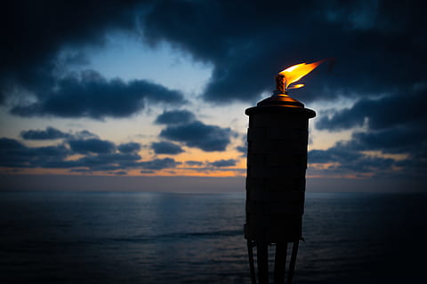 encès, torxa tiki, mar, nit, alliberat, torxa, tiki, temps, flama, foc, núvol, foc - fenomen natural, platja, posta de sol, cel, naturalesa, cremant, vespre, calor - temperatura, a l'aire lliure, fosc, línia de costa, perill, aigua, núvol - cel, horitzó sobre l’aigua, escenics - natura, bellesa a la natura, silueta, horitzó, color taronja, escena tranquil·la, tranquil·litat, cap gent, animal, temes d'animals, terra, 5K, CC0, domini públic, lliure de regalies