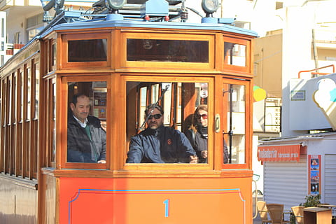 Mallorca, tramwajowy, kierowca, testowanie, dojrzały dorosły, dojrzali mężczyźni, tylko dla dorosłych, troje ludzi, dorosły, w połowie dorosły, prawdziwi ludzie, mężczyźni, architektura, ludzie, Grupa ludzi, dzień, zbudowana struktura, na zewnątrz budynku, posiedzenie, kobiety, stół, drewno - materiał, na dworze, na stojąco, styl życia, emocja, transport publiczny, portret, środek transportu, 2K, CC0, domena publiczna, darmowe zdjęcia