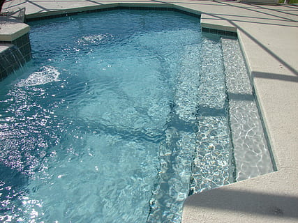 piscina blu, passi da biliardo, piscina, nuoto, terme, finitrice in mattoni, acqua della piscina, rilassamento, nuotare, bagnato, bordo piscina, tempo libero, all'aperto, divertimento, rilassare, lusso, acqua, natura, giorno, vista dall'alto, luce del sole, nessuno, architettura, blu, struttura costruita, ringhiera, ombra, mare, trasparente, increspato, soleggiato, color turchese, 2K, CC0, dominio pubblico, privo di copyright