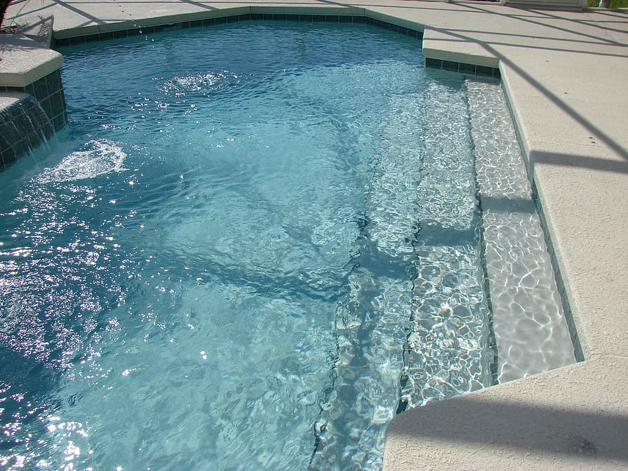 piscina blava, passos de la piscina, piscina, nedar, spa, paviment de maó, aigua de la piscina, relaxació, humit, al costat de la piscina, oci, a l'aire lliure, diversió, relaxa't, luxe, aigua, naturalesa, dia, vista d’angle alt, llum solar, cap gent, arquitectura, blau, estructura construïda, barana, ombra, mar, transparent, ondulat, assolellat, color turquesa, 2K
