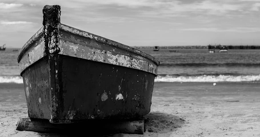 gris, fotografia a escala, vaixell, Riba, platja, mar, sol, viatjar, aigua, trapiche, canoa, pescar, litoral, sorra, naturalesa, bellesa, oceà, paisatge, monocroma, porto, rem, casa de camp, cel, terra, dia, abandonat, cap gent, centrar-se en primer pla, vaixell nàutic, vell, núvol - cel, a l'aire lliure, resistent, espatllat, material de fusta, estructura construïda, indústria pesquera, 4K