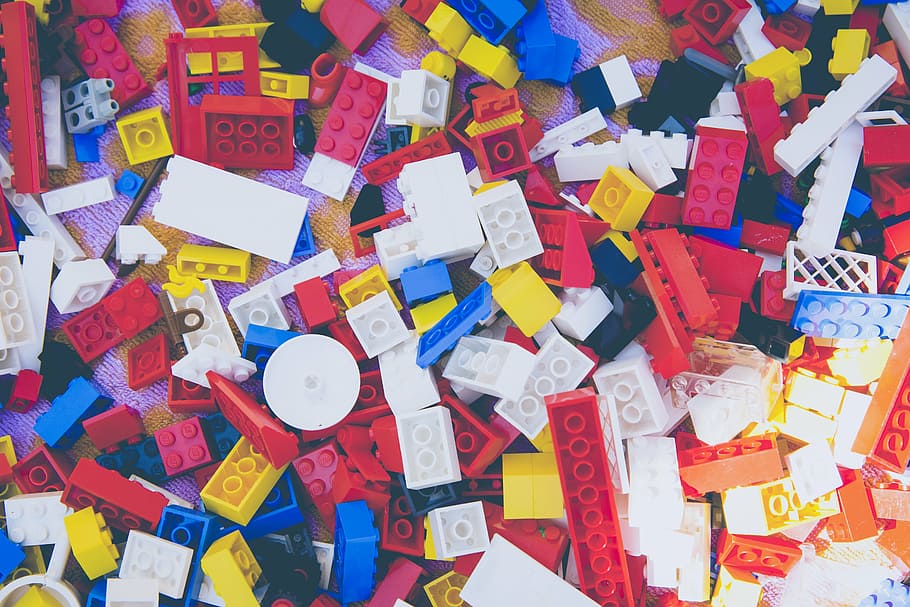 color assortit, enclavament, lot de joguines de maó, lego, jugar, construir, mòdul, colorit, nombre, molts, joguines, nens, blocs de construcció, lego build, blocs de lego, nen, habitació infantil, pedres de lego, pagat, construït, joguines de construcció, pedres, toca un actiu, aprendre, architektur, fons, multicolor, gran grup d'objectes, abundància, marc complet, a l'interior, cap gent, comunicació, text, natura morta, paper, carta, vista d’angle alt, elecció, variació, primer pla, guió occidental, bloc de joguines, representació, col · lecció, missatge, 5K