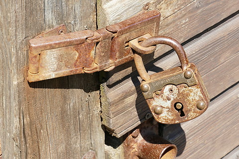 brunt hængelås, slot, gammel, rusten, montering, historisk, hængelås, dør, lukket, gamle trædør, træ - materiale, metal, låse, tæt på, ingen mennesker, sikkerhed, beskyttelse, sollys, dag, indgang, udendørs, fokus på forgrunden, hængende, forvitret, låsen, 5K, CC0, offentligt domæne, royaltyfrie