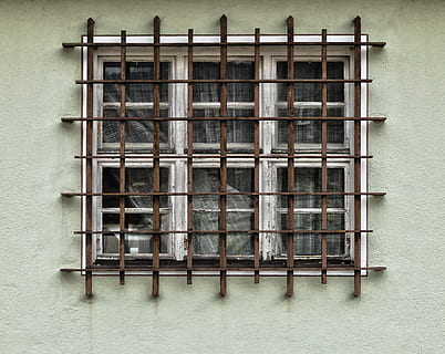 facciata, griglia, finestra, grattugiare, ringhiere di ferro, allarme antifurto, vecchia finestra, parete, costruzione, vecchio, casa, vecchio edificio, architettura, nessuno, struttura costruita, esterno dell'edificio, giorno, modello, metallo, caratteristica della parete, grande gruppo di oggetti, preparativi, all'aperto, barra di sicurezza, sicurezza, gabbia, protezione, fianco a fianco, 2K, CC0, dominio pubblico, privo di copyright
