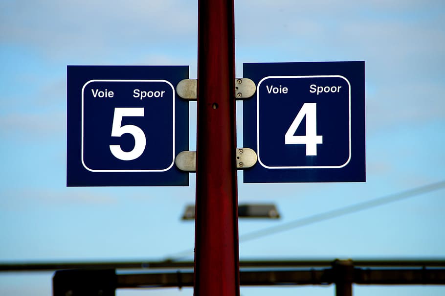 Bahnhof, Panels, Statistiken, Zeichen, Beratung, Kommunikation, Fokus auf den Vordergrund, Blau, keine Leute, Straßenschild, menschliche Darstellung, Information, Straße, Hinweisschild, Pfeilsymbol, Nahansicht, Symbol, Transport, Text, Tag, Pole, Richtungszeichen, Behinderte Zeichen, 4K