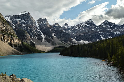 corpo, acqua, montagna innevata, bianca, blu, cielo, montagne, corpo d'acqua, mezzo, la neve, coperto, nuvoloso, foresta, montagna, albero, lago, natura, paesaggio, Paesaggi, all'aperto, catena montuosa, Alberta, montagne Rocciose, estate, Canada, nessuno, terreno estremo, bellezza nella natura, picco di montagna, parco nazionale di Banff, immagine a colori, area selvaggia, scenics - natura, nuvola - cielo, scena tranquilla, la tranquillità, scena non urbana, idilliaco, giorno, ambiente, pianta, a distanza, color turchese, formazione, 5K, CC0, dominio pubblico, privo di copyright