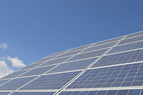 Basso, fotografia ad angolo, costruzione di facciate continue, giorno, pannello, pv, pulito, turbina, energia eolica, futuro, vento, nuvole, sole, futurismo, Italia, energia, griglia, tecnologia, pannello solare, combustibile e produzione di energia, elettricità, ambiente, Alimentazione elettrica, industria, blu, conservazione dell'ambiente, raccolta differenziata, centrale elettrica solare, cielo, energia alternativa, innovazione, luce del sole, energia solare, energia rinnovabile, natura, all'aperto, problemi ambientali, cielo sereno, 5K, CC0, dominio pubblico, privo di copyright