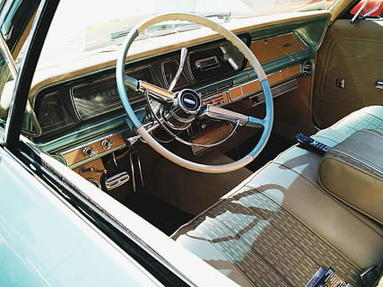 intérieur de véhicule gris, volant, conduire, diriger, voiture, rétro auro, mode de transport, transport, véhicule à moteur, intérieur du véhicule, véhicule terrestre, personne, style rétro, tableau de bord, journée, verre - matériel, voiture ancienne, intérieur de voiture, vue grand angle, en plein air, la fenêtre, Voyage, Panneau de contrôle, antique, 4K, CC0, domaine public, libre de droits