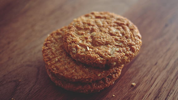 tre, Marrone, biscotti, impilati, superiore, uno, un altro, posto, di legno, superficie, in cima, cibo, spuntino, biscotto, legno - materiale, avvicinamento, al forno, buongustaio, dolce, freschezza, nessuno, cibo dolce, prima colazione, tavolo, cibo e bevande, fatti in casa, indulgenza, in casa, natura morta, pronto a mangiare, mangiare malsano, tentazione, concentrarsi sulle conoscenze acquisite, vista dall'alto, fiocchi d'avena, venatura del legno, 2K, CC0, dominio pubblico, privo di copyright