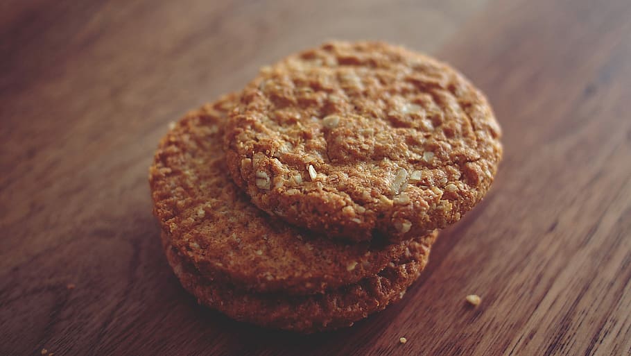 tři, hnědý, cookies, skládaný, horní, jeden, další, umístěny, dřevěný, povrch, na vrchu, jídlo, Svačina, cookie, dřevo - materiál, detail, pečený, gurmán, dezert, svěžest, nikdo, sladké jídlo, snídaně, stůl, jídlo a pití, domácí výroba, požitek, uvnitř, stálý život, připraven jíst, nezdravé stravování, pokušení, zaměřit se na popředí, vysoký úhel pohledu, ovesné vločky, dřevo, 2K