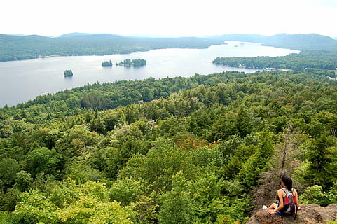 foto fra bjerget, Foto, bjerg, natur, udendørs, Skov, landskab, træ, scenics, mennesker, vand, sommer, flod, sø, to personer, bagfra, voksen, plante, skønhed i naturen, fritidsaktivitet, scenics - natur, grøn farve, ro, rigtige mennesker, rolig scene, livsstil, vækst, høj vinkel visning, ikke-urbane scene, dag, jord, himmel, 2K, CC0, offentligt domæne, royaltyfrie