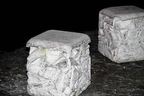 stein, kampestein, bakgrunn, hvit, mønster, tekstur, natt, mørke, hvite steiner, struktur, stein blokk, sete, flimmer, skåret inn i steinen, ingen folk, fast, nærbilde, fokusere på forgrunnen, svart bakgrunn, innendørs, stilleben, natur, studio skudd, arkitektur, rock-objekt, hvit farge, dag, stein - objekt, steinmateriale, carving håndverk produkt, enkelt objekt, 5K, CC0, offentlig domene, opphavsrett gratis