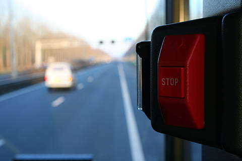 seletivo, fotografia de foco, vermelho, Pare, botão, Holanda, ônibus, carro, transporte, tráfego, rua, modo de transporte, veículo motorizado, comunicação, veículo terrestre, focar em primeiro plano, estrada, interior do veículo, cidade, ninguém, texto, dia, viagem, placa, fechar-se, transporte público, botão de apertar, 2K, CC0, domínio público, royalty free